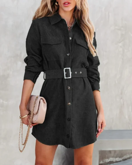 Une robe chemise velours côtelé qui allie confort et élégance pour un look tendance en toute saison