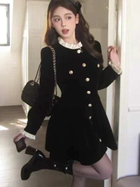 Élégance rétro et douceur ultime : la robe chemise velours qu'il vous faut !