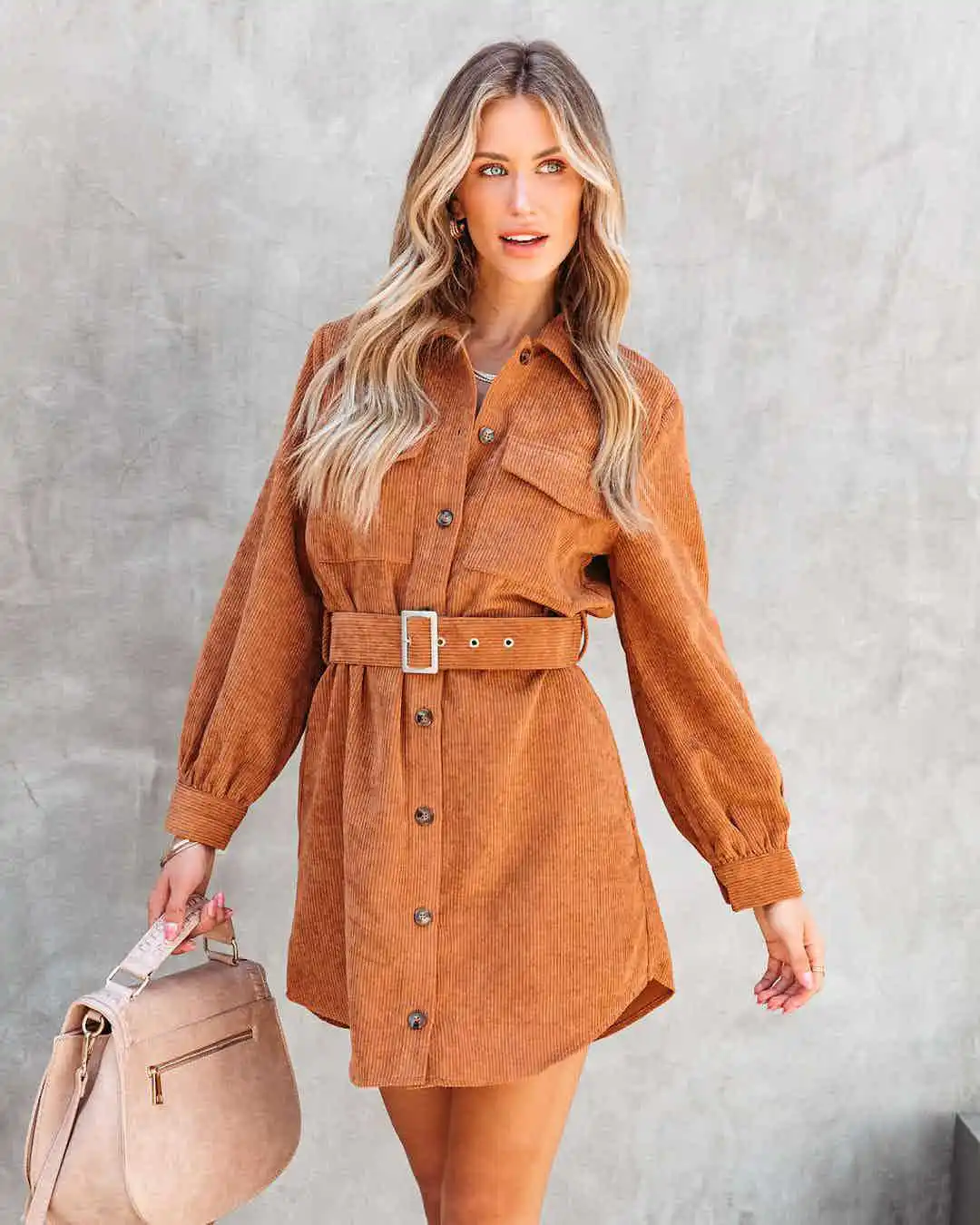 Une robe chemise velours côtelé qui allie confort et élégance pour un look tendance en toute saison