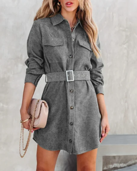 Une robe chemise velours côtelé qui allie confort et élégance pour un look tendance en toute saison