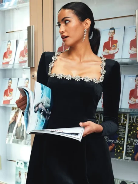 Une robe velours noir femme qui allie classe et confort pour briller en toute occasion