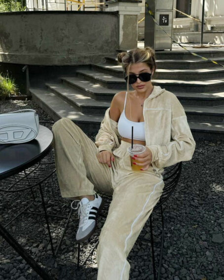 Survêtement velours femme : confort, style et douceur en un seul ensemble !