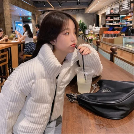 Restez au chaud avec style : la doudoune velours côtelé femme, un incontournable de l’hiver