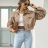 Une veste velours camel femme pour un look chic et cosy en toute saison