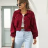 Veste velours rouge femme : élégance, douceur et style en un seul vêtement