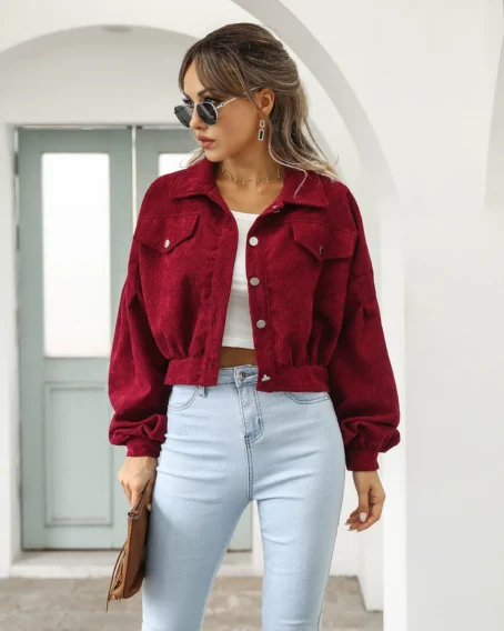 Veste velours rouge femme : élégance, douceur et style en un seul vêtement