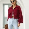 Veste velours rouge femme : élégance, douceur et style en un seul vêtement