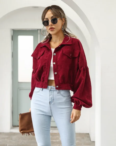 Veste velours rouge femme : élégance, douceur et style en un seul vêtement