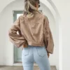 Une veste velours camel femme pour un look chic et cosy en toute saison