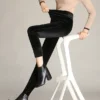 Le pantalon velours slim femme : chic, doux et ultra-confortable