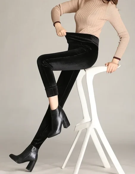 Le pantalon velours slim femme : chic, doux et ultra-confortable