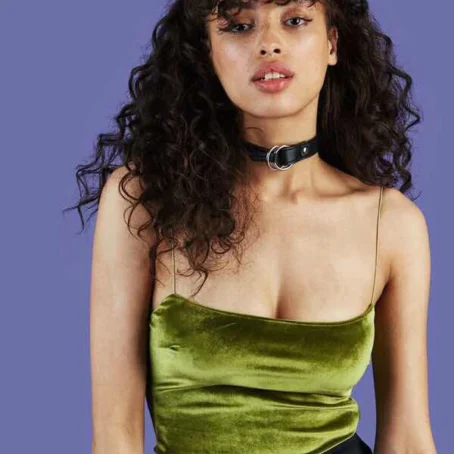 Un top velours doux, extensible et stylé pour un look irrésistible