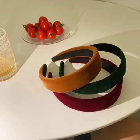 Un serre-tête velours chic et doux pour une touche d'élégance