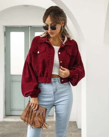 Veste velours rouge femme : élégance, douceur et style en un seul vêtement