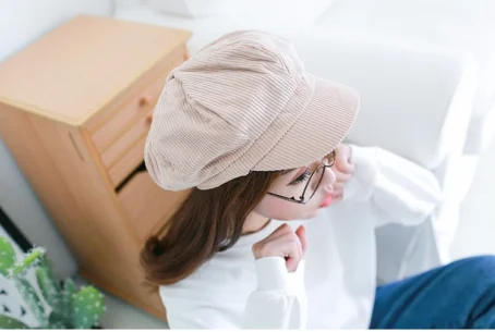 Une casquette velours côtelé femme pour un style chic et cosy au quotidien