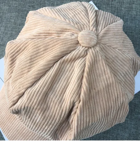 Une casquette velours côtelé femme pour un style chic et cosy au quotidien