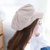 Une casquette velours côtelé femme pour un style chic et cosy au quotidien