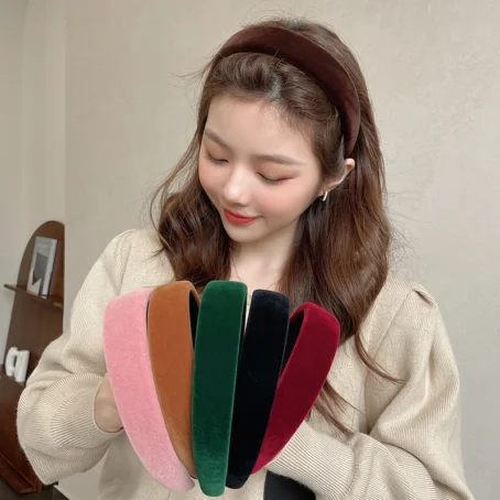Un serre-tête velours chic et doux pour une touche d'élégance