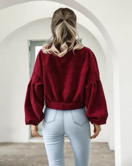 Veste velours rouge femme : élégance, douceur et style en un seul vêtement