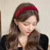 Un serre-tête velours chic et doux pour une touche d'élégance