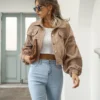 Une veste velours camel femme pour un look chic et cosy en toute saison