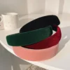 Un serre-tête velours chic et doux pour une touche d'élégance