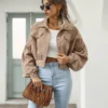 Une veste velours camel femme pour un look chic et cosy en toute saison