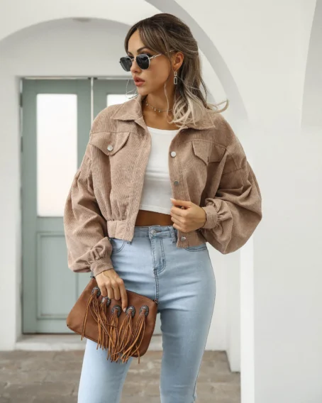 Une veste velours camel femme pour un look chic et cosy en toute saison