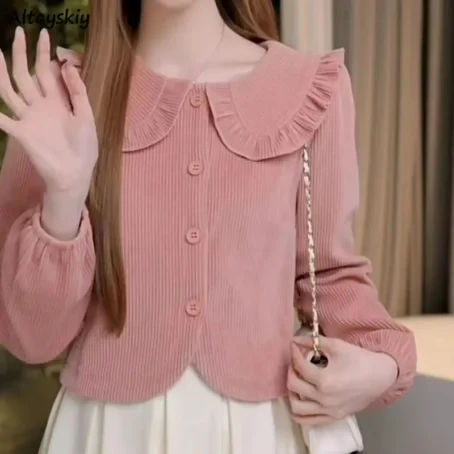 Une chemise velours côtelé femme au style vintage, douce et tendance