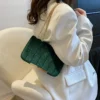 Un sac bandoulière velours doux et chic pour un look parfait