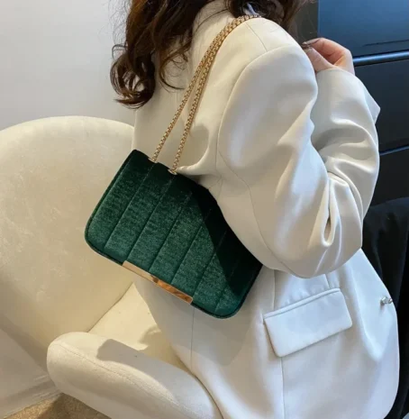 Un sac bandoulière velours doux et chic pour un look parfait