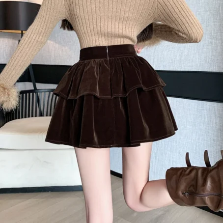 Une jupe courte velours femme qui sublime chaque silhouette avec élégance et douceur