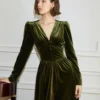 Une robe velours kaki qui allie confort et style avec une touche vintage