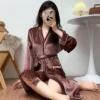 Enveloppez-vous de douceur avec cette robe de chambre velours ultra-confort