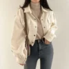 Une veste velours beige femme qui allie chic et confort pour un look irrésistible en toutes circonstances