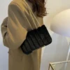 Un sac bandoulière velours doux et chic pour un look parfait