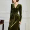 Une robe velours kaki qui allie confort et style avec une touche vintage