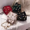 Le sac fourre-tout velours : un accessoire chic, doux et pratique pour sublimer chaque instant