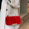 Un sac bandoulière velours doux et chic pour un look parfait