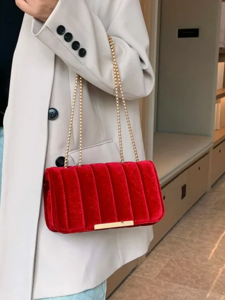Un sac bandoulière velours doux et chic pour un look parfait