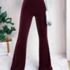 Un pantalon velours bordeaux femme qui allie confort et style au quotidien