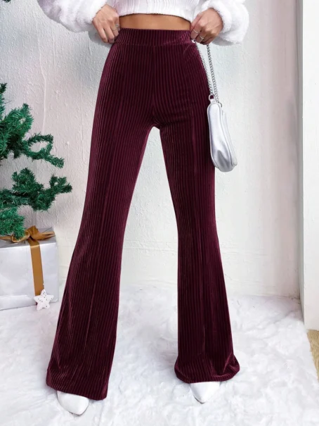 Un pantalon velours bordeaux femme qui allie confort et style au quotidien