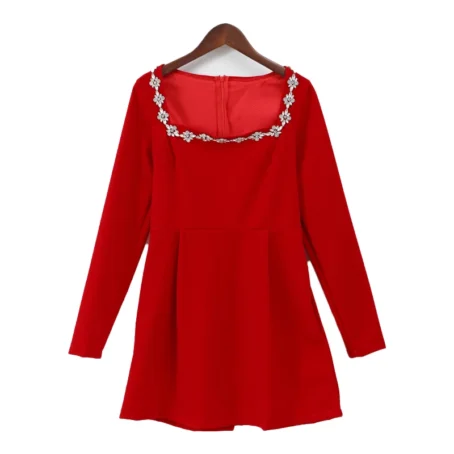 Élégance et douceur : la robe velours rouge femme qui sublime votre silhouette