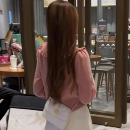 Une chemise velours côtelé femme au style vintage, douce et tendance