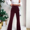 Un pantalon velours bordeaux femme qui allie confort et style au quotidien