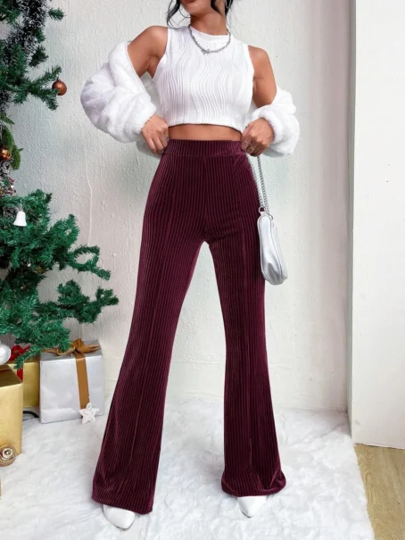 Un pantalon velours bordeaux femme qui allie confort et style au quotidien