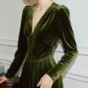 Une robe velours kaki qui allie confort et style avec une touche vintage