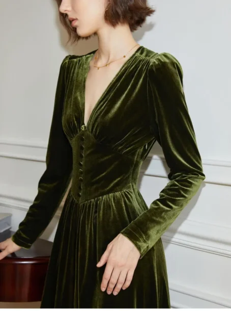 Une robe velours kaki qui allie confort et style avec une touche vintage