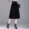 Élégance et douceur réunies : la jupe velours mi-longue pour un style chic et confortable au quotidien !