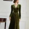 Une robe velours kaki qui allie confort et style avec une touche vintage